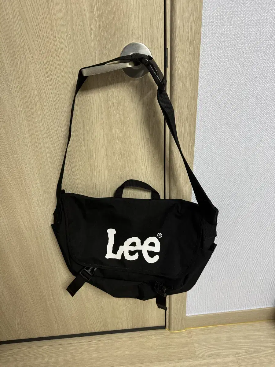 LEE 메신저백